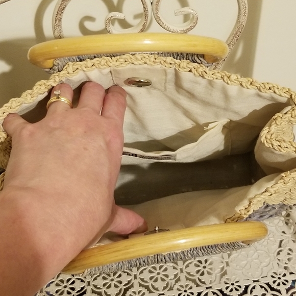 Faded Glory Straw Handbag with Circular Wooden Handle - Picture 3 of 6